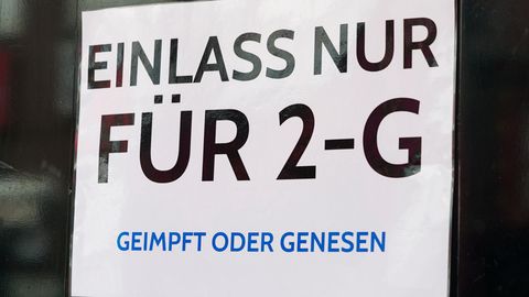 Einzelhandel-Schild mit der Aufschrift "Einlass nur für 2-G – geimpft oder genesen"