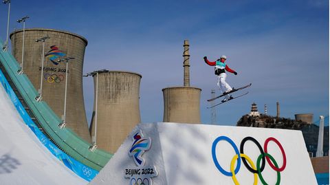 Die Österreicherin Lara Wolf trainiert in Peking für den Big-Air-Wettbewerb im Freestyle-Skifahren