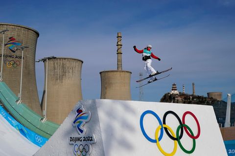 Die Österreicherin Lara Wolf trainiert in Peking für den Big-Air-Wettbewerb im Freestyle-Skifahren