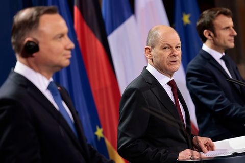 Bundeskanzler Olaf Scholz (M) zwischen Polens Staatschef und Frankreichs Präsident