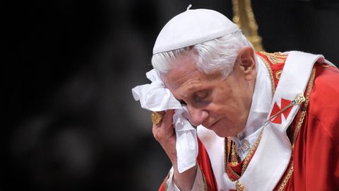 Benedikt XVI. wischt sich mit einem weißen Taschentuch über die Stirn