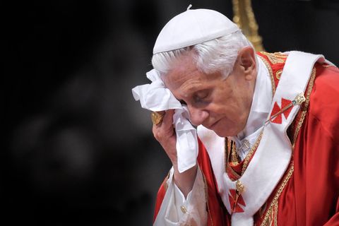 Benedikt XVI. wischt sich mit einem weißen Taschentuch über die Stirn