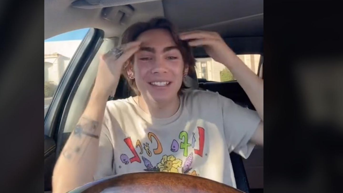 Ein Tiktok-Video zeigt Zach Smith in seinem Auto – völlig begeistert vom Song seines Vaters