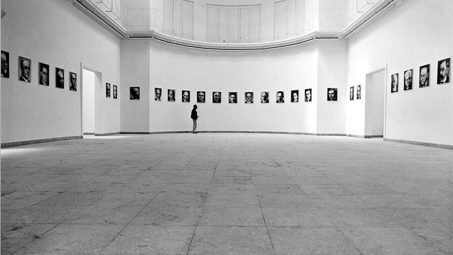 48 Portraits – Biennaleansicht (1972) "48 Portraits" Gerhard Richter