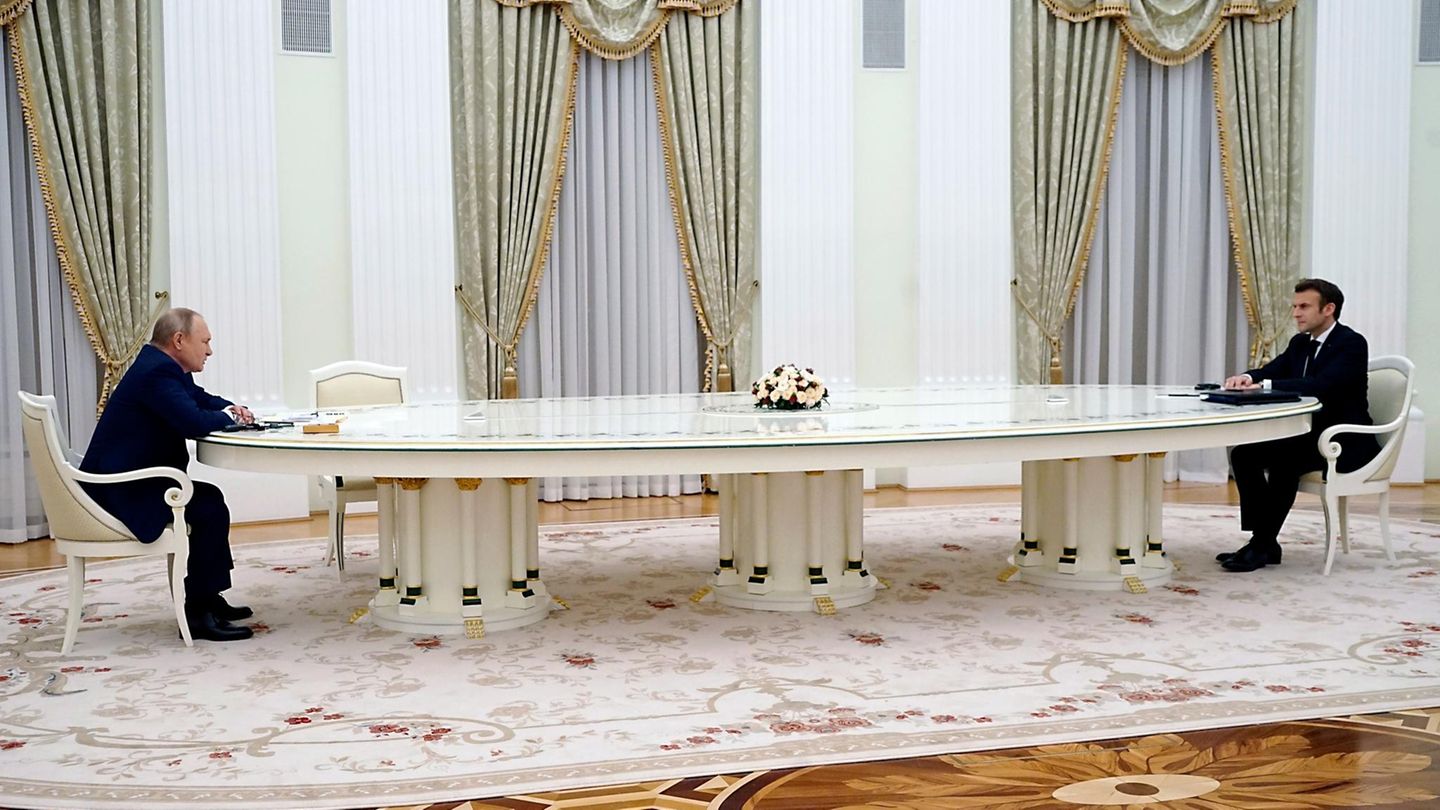 Kreml, Weißes Haus, Brüssel: Nicht nur das Gespräch zwischen Russlands Präsidenten Wladimir Putin (l.) und seinem französischen Amtskollegen Emmanuel Macron zog sich in die Länge – die Regierungschefs verhandelten im Ukraine-Konflikt fast sechs Stunden – auch der Tisch wirkte ausladend. Buchstäblich. Der Eindruck: Neben der Bedrohungslage durch Russland an der ukrainischen Grenze steht auch unübersehbar ein Tisch zwischen Gast und Gastgeber. Ein unüberwindbares Hindernis? Gelingt mehr Nähe durch Dialog? Frankreichs Präsident äußerte sich nach dem Treffen vorsichtig optimistisch, auch die russische Rhetorik scheint sanfter zu werden. Nicht nur das Gespräch zwischen Russlands Präsidenten Wladimir Putin (l.) und seinem französischen Amtskollegen Emmanuel Macron zog sich in die Länge – die Regierungschefs verhandelten im Ukraine-Konflikt fast sechs Stunden – auch der Tisch wirkte ausladend. Buchstäblich. Der Eindruck: Neben der Bedrohungslage durch Russland an der ukrainischen Grenze steht auch unübersehbar ein Tisch zwischen Gast und Gastgeber. Ein unüberwindbares Hindernis? Gelingt mehr Nähe durch Dialog? Frankreichs Präsident äußerte sich nach dem Treffen vorsichtig optimistisch, auch die russische Rhetorik scheint sanfter zu werden.
