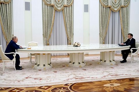 Nicht nur das Gespräch zwischen Russlands Präsidenten Wladimir Putin (l.) und seinem französischen Amtskollegen Emmanuel Macron zog sich in die Länge – die Regierungschefs verhandelten im Ukraine-Konflikt fast sechs Stunden – auch der Tisch wirkte ausladend. Buchstäblich. Der Eindruck: Neben der Bedrohungslage durch Russland an der ukrainischen Grenze steht auch unübersehbar ein Tisch zwischen Gast und Gastgeber. Ein unüberwindbares Hindernis? Gelingt mehr Nähe durch Dialog? Frankreichs Präsident äußerte sich nach dem Treffen vorsichtig optimistisch, auch die russische Rhetorik scheint sanfter zu werden.