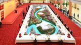 Haben Sie schon Thomas Bach entdeckt, den Präsidenten des Internationalen Olympischen Komitees (IOC)? Oder etwa die (autokratischen) Staatschefs aus Kasachstan und Ägypten? Chinas Machthaber Xi Jinping hat die Olympia-Ehrengäste zum pompösen Bankett in der Großen Halle des Volkes geladen, um die Eröffnung der Winterspiele in Peking zu feiern. Und dabei spielt – das ist nicht zu übersehen – weniger eine Rolle, wer am Tisch sitzt, sondern vielmehr was auf den Tisch kommt: ein beeindruckendes und bildgewaltiges Sportspektakel, so die Botschaft. Und nicht etwa die Spannungen und Menschenrechtsverletzungen, wegen der die USA, Großbritannien und andere Länder die Feierlichkeiten boykottieren.