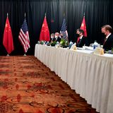 Die Tischtücher waren nicht durchschnitten, aber mindestens zerknittert: Im März 2021 kamen die USA und China zu ihrem ersten ranghohen Treffen seit dem Amtsantritt von US-Präsident Biden im Captain Cook Hotel  zusammen – und die Stimmung war, nun ja, bescheiden. Zum Start der Gespräche in Alaska überzogen sich der damals neue US-Außenminister Anthony Blinken (2. v. r.) und sein chinesischer Amtskollege Yang Jiechi (2. v. l.) gegenseitig mit schweren Vorwürfen und verbalen Angriffen, ein höchst ungewöhnlicher Vorgang bei diplomatischen Treffen dieser Art. Später saß man sich wieder gegenüber, doch nicht gemeinsam an einem Tisch. Lag es am Hotel oder an der Corona-Situation? Die Differenzen zwischen den USA und China waren zumindest nicht zu überhören – und nicht zu übersehen.