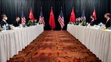 Die Tischtücher waren nicht durchschnitten, aber mindestens zerknittert: Im März 2021 kamen die USA und China zu ihrem ersten ranghohen Treffen seit dem Amtsantritt von US-Präsident Biden im Captain Cook Hotel  zusammen – und die Stimmung war, nun ja, bescheiden. Zum Start der Gespräche in Alaska überzogen sich der damals neue US-Außenminister Anthony Blinken (2. v. r.) und sein chinesischer Amtskollege Yang Jiechi (2. v. l.) gegenseitig mit schweren Vorwürfen und verbalen Angriffen, ein höchst ungewöhnlicher Vorgang bei diplomatischen Treffen dieser Art. Später saß man sich wieder gegenüber, doch nicht gemeinsam an einem Tisch. Lag es am Hotel oder an der Corona-Situation? Die Differenzen zwischen den USA und China waren zumindest nicht zu überhören – und nicht zu übersehen.