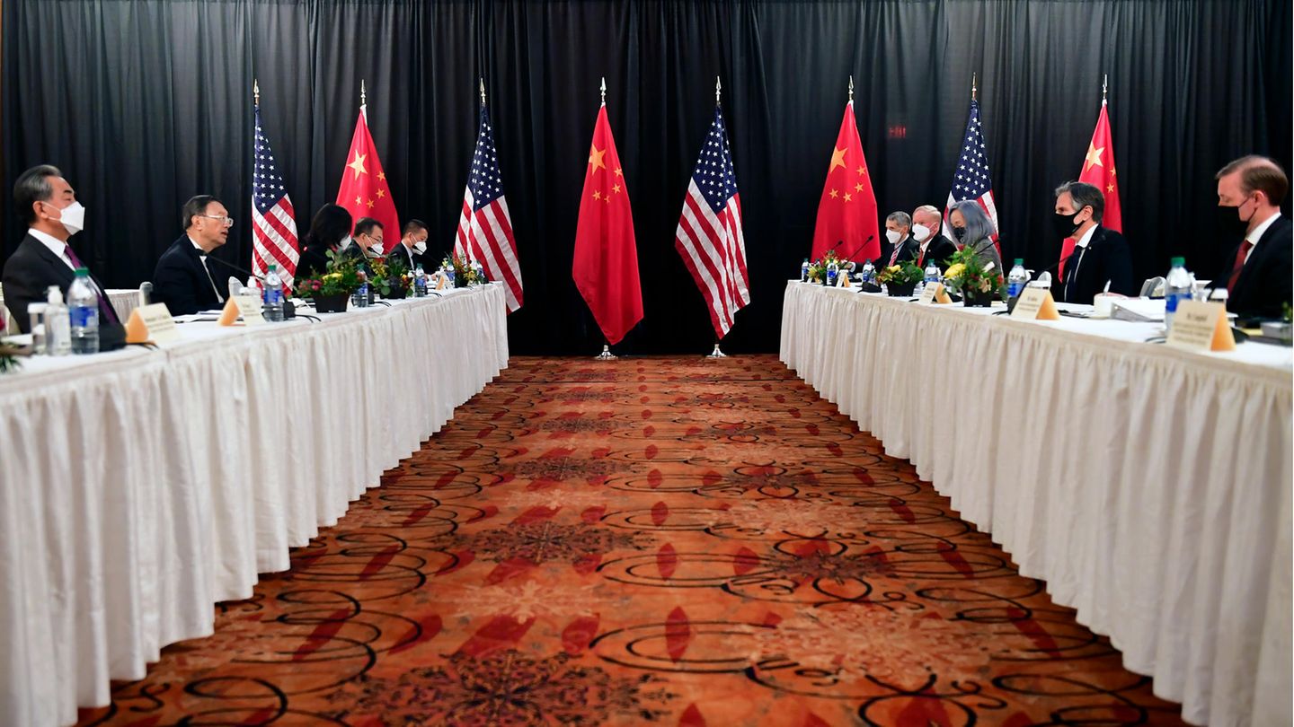 Kreml, Weißes Haus, Brüssel: Die Tischtücher waren nicht durchschnitten, aber mindestens zerknittert: Im März 2021 kamen die USA und China zu ihrem ersten ranghohen Treffen seit dem Amtsantritt von US-Präsident Biden im Captain Cook Hotel zusammen – und die Stimmung war, nun ja, bescheiden. Zum Start der Gespräche in Alaska überzogen sich der damals neue US-Außenminister Anthony Blinken (2. v. r.) und sein chinesischer Amtskollege Yang Jiechi (2. v. l.) gegenseitig mit schweren Vorwürfen und verbalen Angriffen, ein höchst ungewöhnlicher Vorgang bei diplomatischen Treffen dieser Art. Später saß man sich wieder gegenüber, doch nicht gemeinsam an einem Tisch. Lag es am Hotel oder an der Corona-Situation? Die Differenzen zwischen den USA und China waren zumindest nicht zu überhören – und nicht zu übersehen. Die Tischtücher waren nicht durchschnitten, aber mindestens zerknittert: Im März 2021 kamen die USA und China zu ihrem ersten ranghohen Treffen seit dem Amtsantritt von US-Präsident Biden im Captain Cook Hotel zusammen – und die Stimmung war, nun ja, bescheiden. Zum Start der Gespräche in Alaska überzogen sich der damals neue US-Außenminister Anthony Blinken (2. v. r.) und sein chinesischer Amtskollege Yang Jiechi (2. v. l.) gegenseitig mit schweren Vorwürfen und verbalen Angriffen, ein höchst ungewöhnlicher Vorgang bei diplomatischen Treffen dieser Art. Später saß man sich wieder gegenüber, doch nicht gemeinsam an einem Tisch. Lag es am Hotel oder an der Corona-Situation? Die Differenzen zwischen den USA und China waren zumindest nicht zu überhören – und nicht zu übersehen.