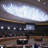 ...wie auch bei der Nato, die 30 Mitglieder zählt. Auf diesem Bild kommen die Verteidigungsminister des Bündnisses im Nato-Hauptquartier in Brüssel am "runden Tisch" zusammen...