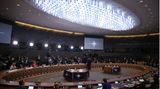 ...wie auch bei der Nato, die 30 Mitglieder zählt. Auf diesem Bild kommen die Verteidigungsminister des Bündnisses im Nato-Hauptquartier in Brüssel am "runden Tisch" zusammen...