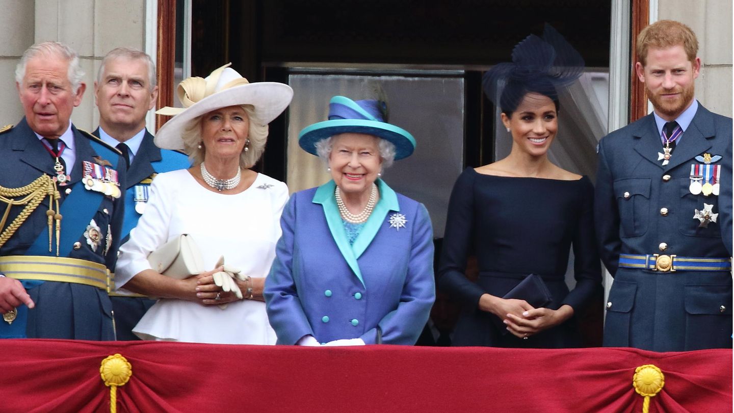 Prinz Charles, Prinz Andrew, Herzogin Camilla, Queen Elizabeth II, Herzogin Meghan und Prinz Harry