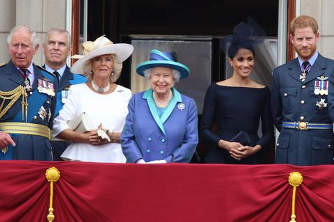 Prinz Charles, Prinz Andrew, Herzogin Camilla, Queen Elizabeth II, Herzogin Meghan und Prinz Harry