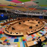 Bei EU-Gipfeln in Brüssel geht nicht immer alles rund, wenn sich die 27 Staats- und Regierungschefs gemeinsam über die Weltkrisen beugen und ihre Meinungen austauschen und um Lösungen streiten. Eine runde Sache, pardon, ist von vornherein der Tisch, an dem diskutiert wird. Und wahrscheinlich kein Zufall: Am "runden Tisch", klassischer Diplomaten-Sprech, können alle Verhandlungspartner gleichberechtigt Diskussionsvorschläge machen – so die Idee. Das Signal: Niemand ist hierarchisch höher gestellt. So war es schon bei König Arthur und den Rittern seiner legendären Tafelrunde, auf die der Begriff "round table" zurückgeht. Alle finden einen Platz...