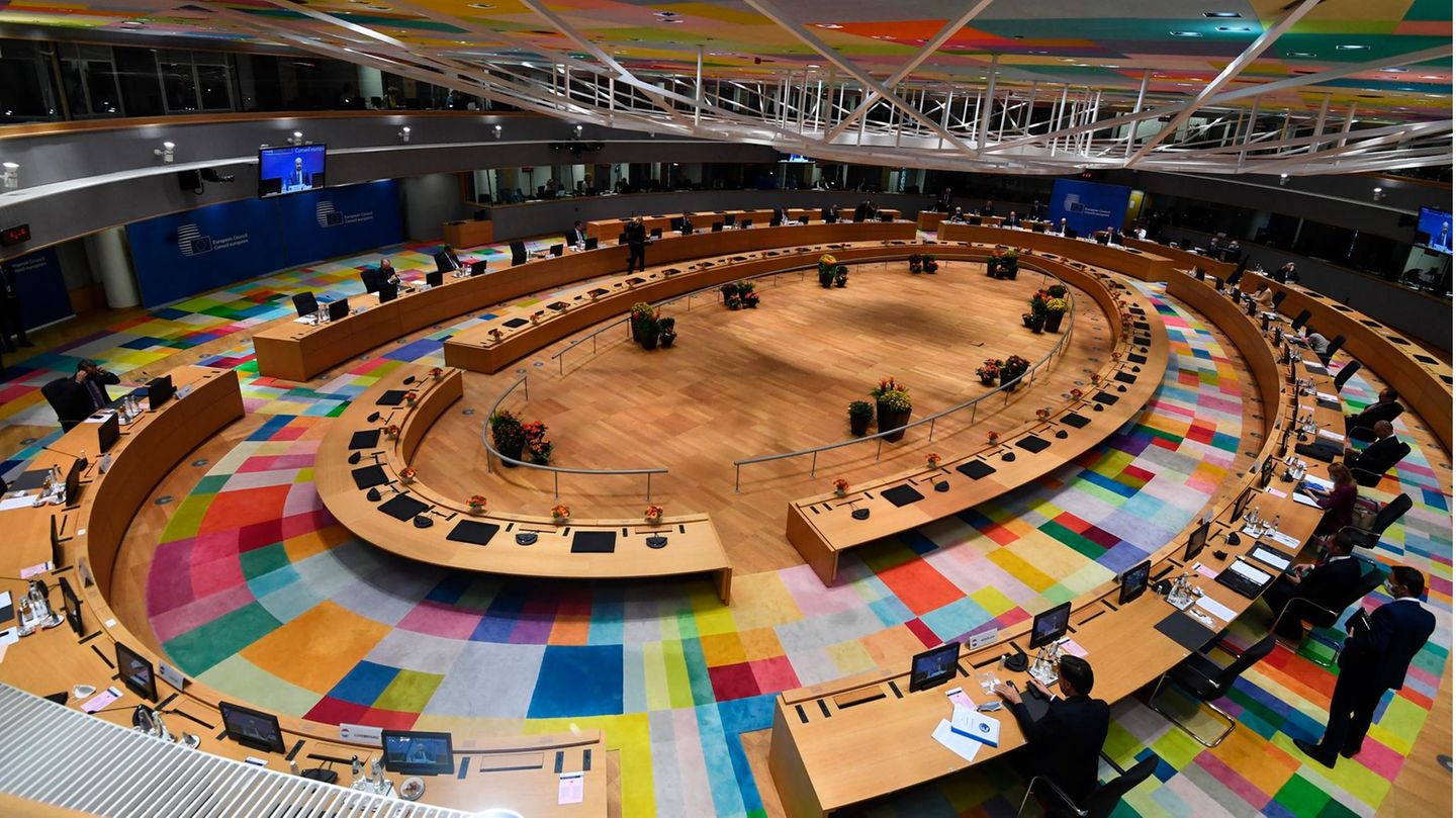 Kreml, Weißes Haus, Brüssel: Bei EU-Gipfeln in Brüssel geht nicht immer alles rund, wenn sich die 27 Staats- und Regierungschefs gemeinsam über die Weltkrisen beugen und ihre Meinungen austauschen und um Lösungen streiten. Eine runde Sache, pardon, ist von vornherein der Tisch, an dem diskutiert wird. Und wahrscheinlich kein Zufall: Am "runden Tisch", klassischer Diplomaten-Sprech, können alle Verhandlungspartner gleichberechtigt Diskussionsvorschläge machen – so die Idee. Das Signal: Niemand ist hierarchisch höher gestellt. So war es schon bei König Arthur und den Rittern seiner legendären Tafelrunde, auf die der Begriff "round table" zurückgeht. Alle finden einen Platz... Bei EU-Gipfeln in Brüssel geht nicht immer alles rund, wenn sich die 27 Staats- und Regierungschefs gemeinsam über die Weltkrisen beugen und ihre Meinungen austauschen und um Lösungen streiten. Eine runde Sache, pardon, ist von vornherein der Tisch, an dem diskutiert wird. Und wahrscheinlich kein Zufall: Am "runden Tisch", klassischer Diplomaten-Sprech, können alle Verhandlungspartner gleichberechtigt Diskussionsvorschläge machen – so die Idee. Das Signal: Niemand ist hierarchisch höher gestellt. So war es schon bei König Arthur und den Rittern seiner legendären Tafelrunde, auf die der Begriff "round table" zurückgeht. Alle finden einen Platz...