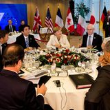 ...oder wie hier, eine Nummer kleiner und vertrauter, beim G7-Treffen im Juni 2014. Damals befassten sich die Staats- und Regierungschefs der sieben führenden westlichen Industrienationen auch mit der Ukraine – und der Annexion der Krim durch Russland wenige Monate zuvor. "Runde Tische" werden häufig einberufen, wenn komplizierte Krisen durch eine möglichst einvernehmliche Lösung gemeistert werden sollen. Seinerzeit auf der Suche, unter anderem: Frankreichs Präsident François Hollande (links vorne), Bundeskanzlerin Angela Merkel (M.), der britische Premierminister David Cameron (2.v. r.) und US-Präsident Barack Obama (vorne r.).