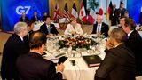 ...oder wie hier, eine Nummer kleiner und vertrauter, beim G7-Treffen im Juni 2014. Damals befassten sich die Staats- und Regierungschefs der sieben führenden westlichen Industrienationen auch mit der Ukraine – und der Annexion der Krim durch Russland wenige Monate zuvor. "Runde Tische" werden häufig einberufen, wenn komplizierte Krisen durch eine möglichst einvernehmliche Lösung gemeistert werden sollen. Seinerzeit auf der Suche, unter anderem: Frankreichs Präsident François Hollande (links vorne), Bundeskanzlerin Angela Merkel (M.), der britische Premierminister David Cameron (2.v. r.) und US-Präsident Barack Obama (vorne r.).