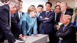 An Tischen kann auch klare Kante gezeigt werden, klare Tischkante sozusagen, die Differenzen unterstreicht. So verbreitete der damalige Regierungssprecher Steffen Seibert vom G7-Gipfel 2018 in Kanada ein Bild, das die seinerzeit abgekühlte Beziehung zwischen Deutschland und den USA kaum passender illustrieren konnte. Bundeskanzlerin Angela Merkel, umringt von anderen Staatschefs, stützt ihre Hände auf den Tisch – während ihr Gegenüber, ein skeptisch dreinblickender US-Präsident Donald Trump, die Arme verschränkt. Die Szene wurde auch aus anderen Blickwinkeln fotografiert (die Sie hier sehen können). Hängen geblieben ist vor allem das Bild der Kanzlerin, die augenscheinlich auf den Tisch haute.