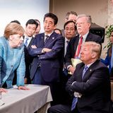 An Tischen kann auch klare Kante gezeigt werden, klare Tischkante sozusagen, die Differenzen unterstreicht. So verbreitete der damalige Regierungssprecher Steffen Seibert vom G7-Gipfel 2018 in Kanada ein Bild, das die seinerzeit abgekühlte Beziehung zwischen Deutschland und den USA kaum passender illustrieren konnte. Bundeskanzlerin Angela Merkel, umringt von anderen Staatschefs, stützt ihre Hände auf den Tisch – während ihr Gegenüber, ein skeptisch dreinblickender US-Präsident Donald Trump, die Arme verschränkt. Die Szene wurde auch aus anderen Blickwinkeln fotografiert (die Sie hier sehen können). Hängen geblieben ist vor allem das Bild der Kanzlerin, die augenscheinlich auf den Tisch haute.