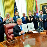 Der vielleicht bekannteste Tisch der Politik: der "Resolute Desk" im Weißen Haus. Das Möbelstück diente seit 1880 vielen US-Präsidenten als Schreibtisch und wird gern als Motiv verwendet, um – wie der Name verspricht – Entschlossen- und Entschiedenheit in die Welt zu senden. Nicht zuletzt unterzeichnen US-Präsidenten, wie hier Donald Trump im Februar 2019, zahlreiche Direktiven und Dekrete – oftmals im Beisein ihrer Mitarbeiter. Der Eindruck, klar: Hier wird geschaltet und gewaltet, das politische Machtzentrum der USA sitzt hinter diesem Schreibtisch. Weniger beeindruckend: Der Schreibtisch wird als "Resolute Desk" bezeichnet, da er aus dem Holz des Polarforschungsschiffs HMS Resolute gezimmert ist, das nach dessen Abwracken übrig geblieben ist.