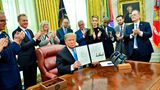 Der vielleicht bekannteste Tisch der Politik: der "Resolute Desk" im Weißen Haus. Das Möbelstück diente seit 1880 vielen US-Präsidenten als Schreibtisch und wird gern als Motiv verwendet, um – wie der Name verspricht – Entschlossen- und Entschiedenheit in die Welt zu senden. Nicht zuletzt unterzeichnen US-Präsidenten, wie hier Donald Trump im Februar 2019, zahlreiche Direktiven und Dekrete – oftmals im Beisein ihrer Mitarbeiter. Der Eindruck, klar: Hier wird geschaltet und gewaltet, das politische Machtzentrum der USA sitzt hinter diesem Schreibtisch. Weniger beeindruckend: Der Schreibtisch wird als "Resolute Desk" bezeichnet, da er aus dem Holz des Polarforschungsschiffs HMS Resolute gezimmert ist, das nach dessen Abwracken übrig geblieben ist.