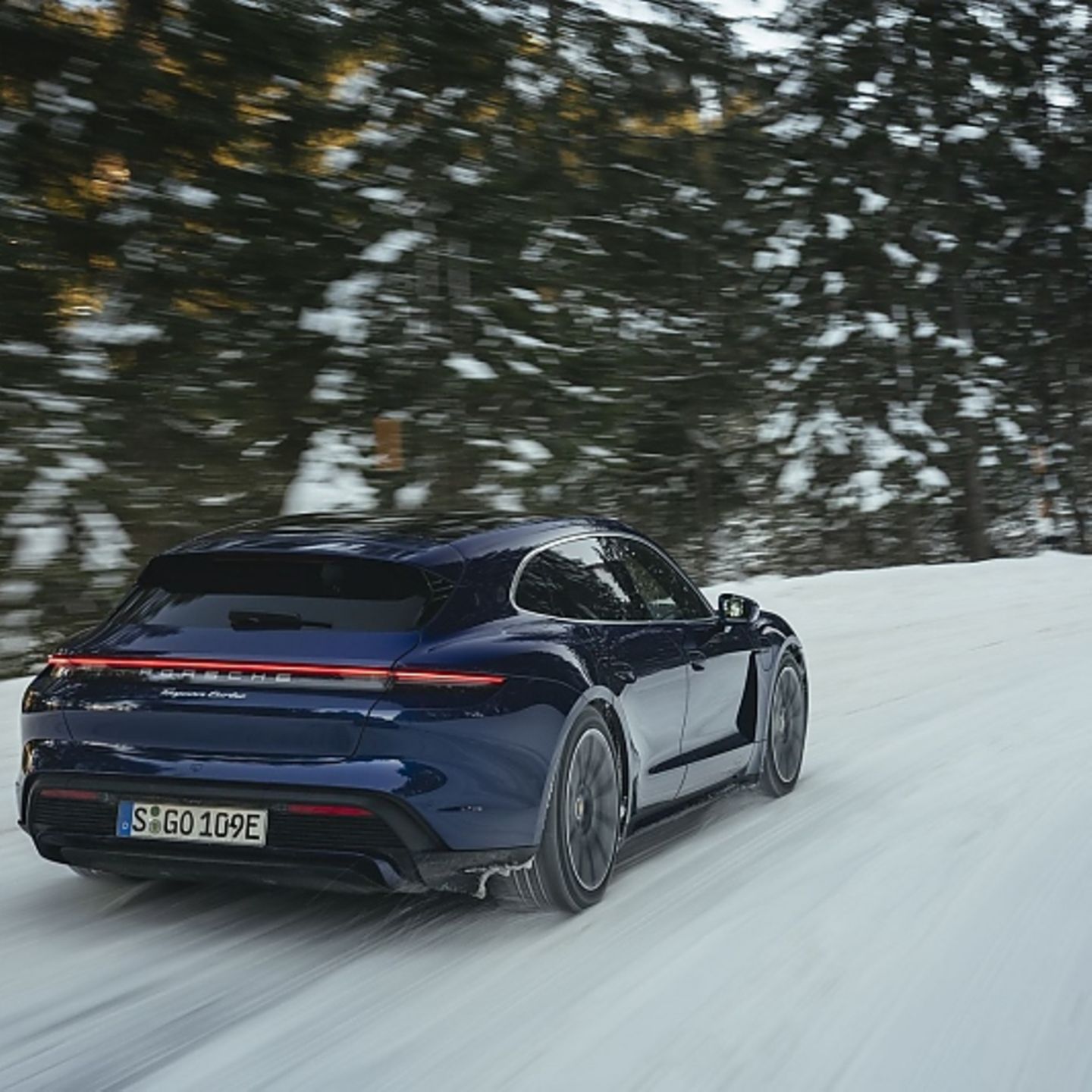 بورش تايكان تيربو سبورت توريزمو Porsche Taycan Turbo Sport Turismo