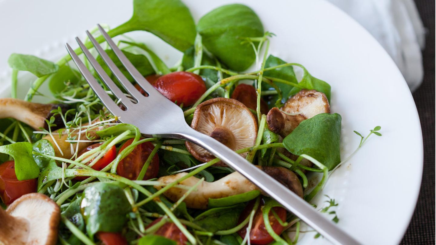 Was ist Postelein?  Der Postelein macht dem Rucola Konkurrenz. Er heißt auch Tellerkraut oder Kubasalat und wächst wie sein Name beschreibt rund wie ein Teller. Die Wildpflanze hat nach dem Rucola den Sprung in den Supermarkt geschafft, auf Wochenmärkten wird er als Salat verkauft. Er schmeckt mild, etwas erbsig. Seine dicken Blätter haben eine saftige Konsistenz. Man kann ihn als winterlichen Salat zaubern oder auch einkochen wie Spinat.
