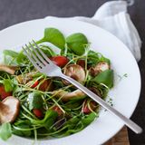 Was ist Postelein?  Der Postelein macht dem Rucola Konkurrenz. Er heißt auch Tellerkraut oder Kubasalat und wächst wie sein Name beschreibt rund wie ein Teller. Die Wildpflanze hat nach dem Rucola den Sprung in den Supermarkt geschafft, auf Wochenmärkten wird er als Salat verkauft. Er schmeckt mild, etwas erbsig. Seine dicken Blätter haben eine saftige Konsistenz. Man kann ihn als winterlichen Salat zaubern oder auch einkochen wie Spinat.