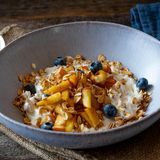 Was ist Skyr?  Schon die Wikinger haben Skyr, den mageren Joghurt aus Kuh- oder Schafsmilch, täglich verzehrt. Seinen Ursprung hat das Milchprodukt in Island, dort ist er ein wichtiger Bestandteil der isländischen Küche. Auch hierzulange avanciert er immer mehr zum Trendprodukt. Skyr hat einen niedrigen Fettgehalt und ist besonders durch seinen hohen Proteingehalt bei Sportlern beliebt. Schmeckt ideal zum morgendlichen Granola.