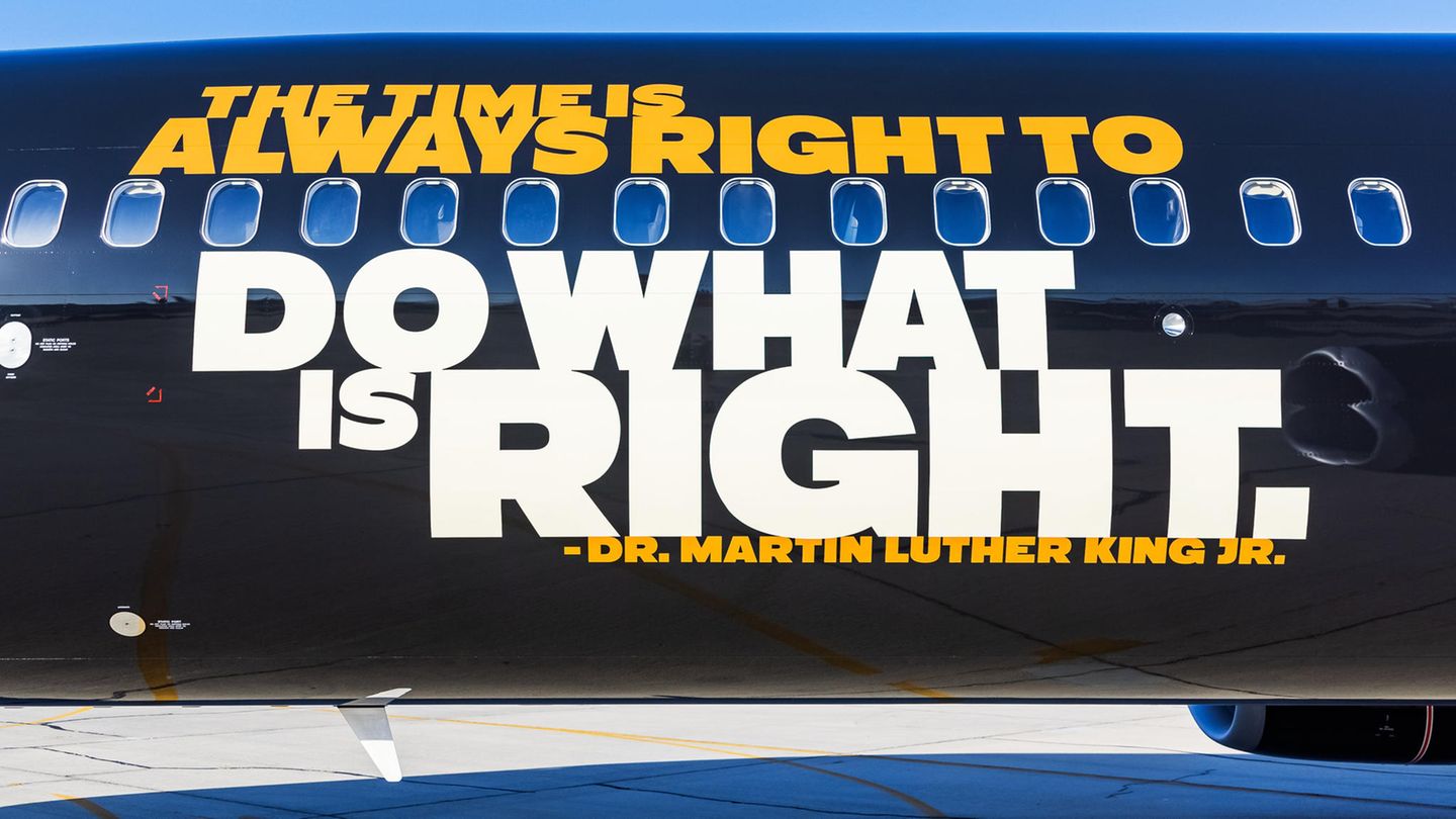 Alaska Airlines mit Zitat von Martin Luther King