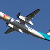 Seit Sommer des vergangenen Jahres hebt der Pride-Flieger von Luxair ab, eine De Havilland DHC-8 mit Regenbogenfarben am vorderen Rumpfteil. Außerdem steht auf den Triebwerken ein Hinweis auf den LGBTI-Verband Rosa Lëtzebuerg, mit dem die Airline eine Kooperation eingegangen ist.