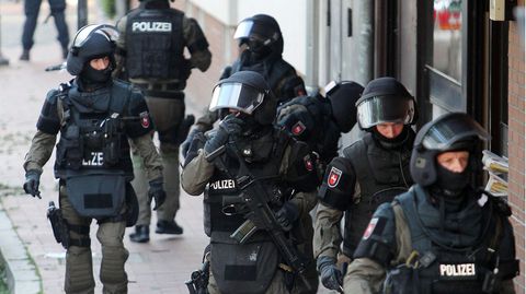 Spezialeinsatzkommando der Polizei (SEK) läuft eine Straße hinunter