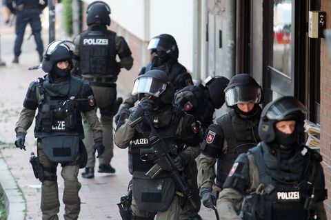 Spezialeinsatzkommando der Polizei (SEK) läuft eine Straße hinunter