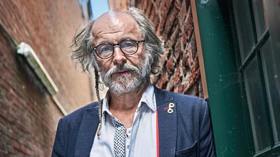 Klaus-Peter Wolf in blauem Anzug