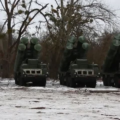 Video: Russisches Luftabwehrsystem S-400 beziehen für Manöver in Belarus