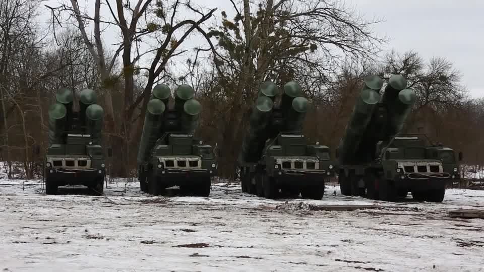 Video: Russisches Luftabwehrsystem S-400 beziehen für Manöver in Belarus Video: Russisches Luftabwehrsystem S-400 beziehen für Manöver in Belarus