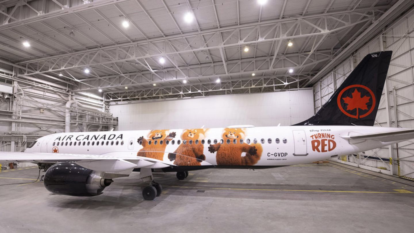 Airbus A220 von air Canada "Turning Red"