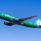 Ganz in Grün statt in Blau: Der US-Billigflieger JetBlue hat einem Airbus A320 eine grüne Sonderbemalung verpasst, als "Official Carrier" der Basketballmannschaft Boston Celtics.