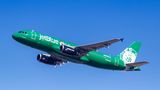 Ganz in Grün statt in Blau: Der US-Billigflieger JetBlue hat einem Airbus A320 eine grüne Sonderbemalung verpasst, als "Official Carrier" der Basketballmannschaft Boston Celtics.