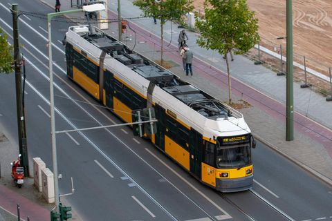 Die Haltestelle Greifswalder Straße in Berlin