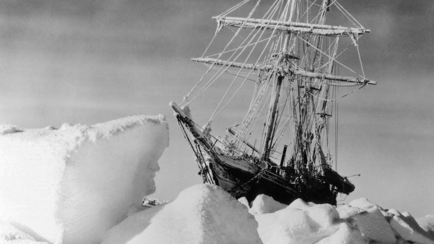 Historische Aufnahme Dampfsegler Endurance von hohen Eisschollen umgeben