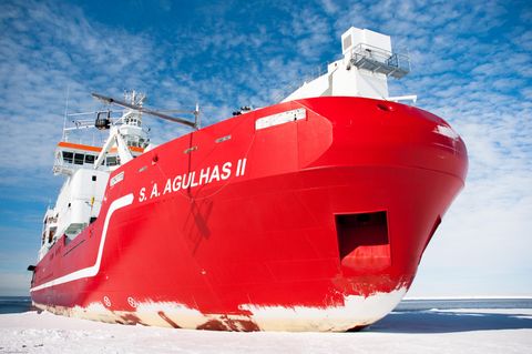 Roter Eisbrecher von schräg vorne
