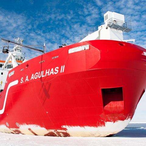 Roter Eisbrecher von schräg vorne