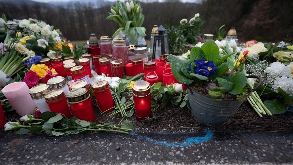 Blumen und Kerzen erinnern am Tatort in Kusel an die beiden Polizisten, die hier bei einer Verkehrskontrolle erschossen worden waren