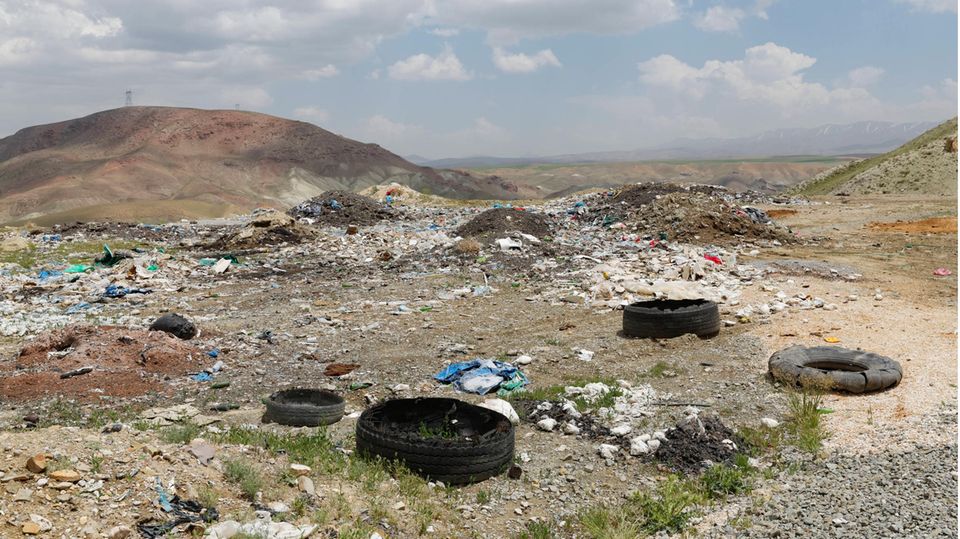 Greenpeace Car tires and other plastic waste in Turkish nature