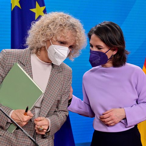 Jennifer Morgan (l), Geschäftsführerin von Greenpeace International, und Außenministerin Annalena Baerbock (Grüne)