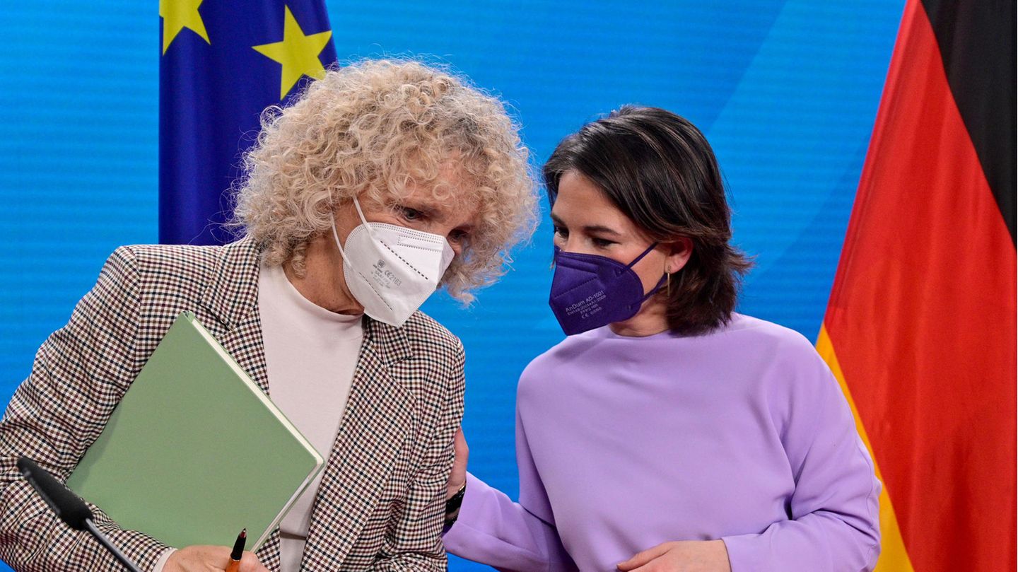 Jennifer Morgan (l), Geschäftsführerin von Greenpeace International, und Außenministerin Annalena Baerbock (Grüne) Jennifer Morgan (l), Geschäftsführerin von Greenpeace International, und Außenministerin Annalena Baerbock (Grüne)