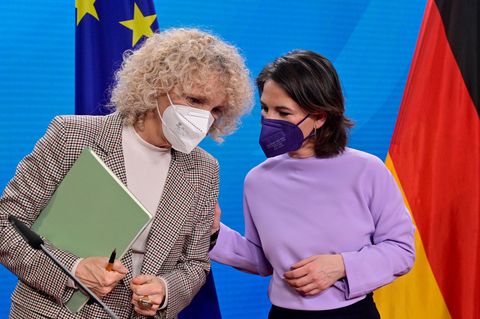 Jennifer Morgan (l), Geschäftsführerin von Greenpeace International, und Außenministerin Annalena Baerbock (Grüne)