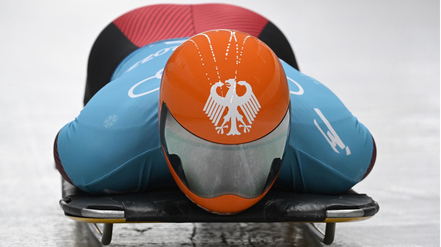 Der Deutsche Christopher Grotheer fährt im ersten Skeleton-Durchgang der Männer bei Olympia 2022 in Peking Bahnrekord